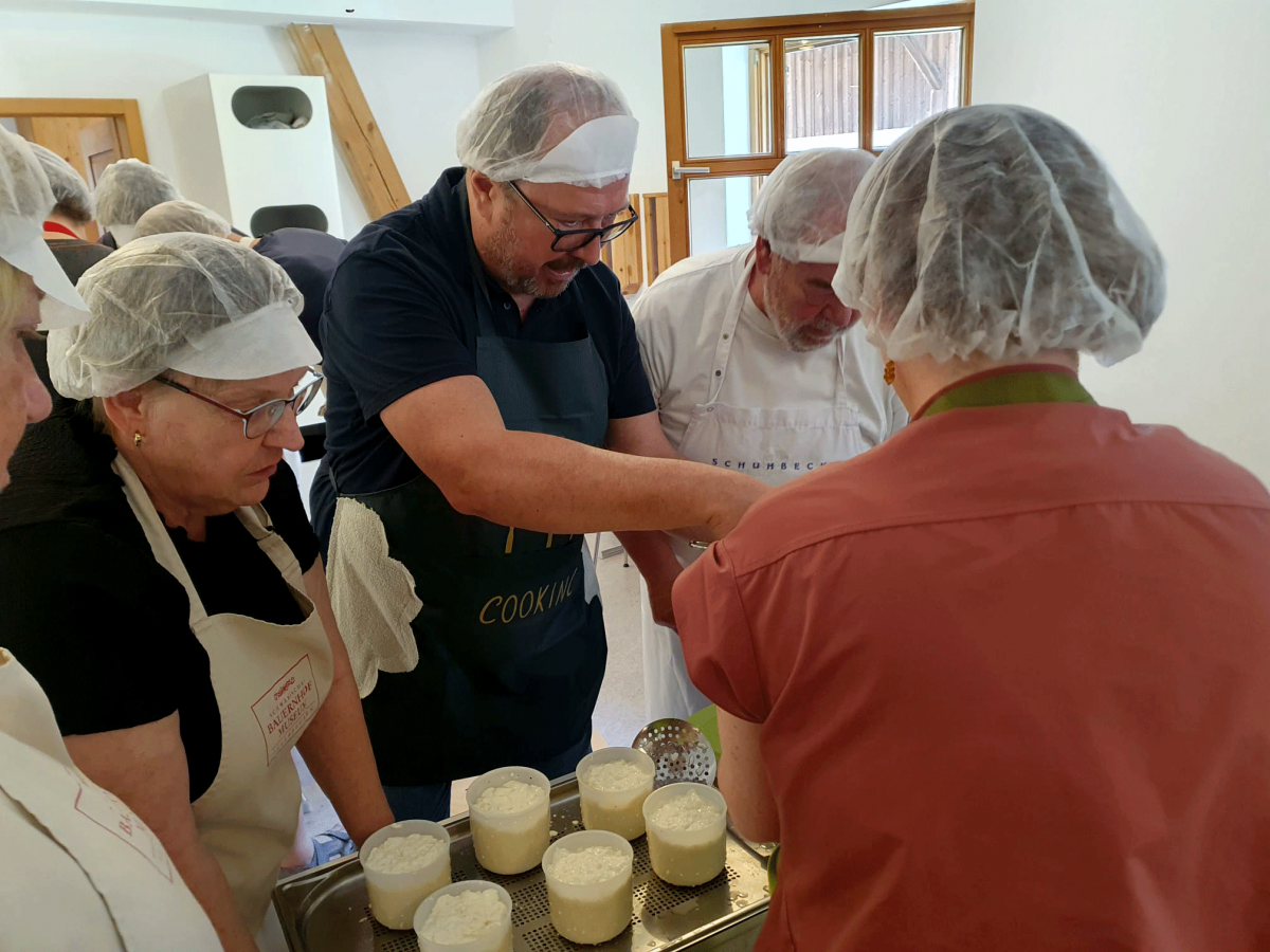 im Bauernhofmuseum Illerbeuren bei der Frischkäsezubereitung