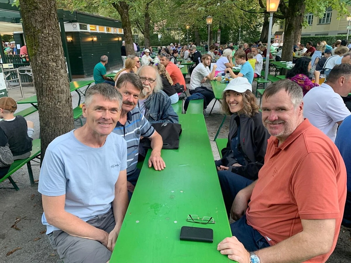Im Biergarten waren wir eine Maß Bier verdient.