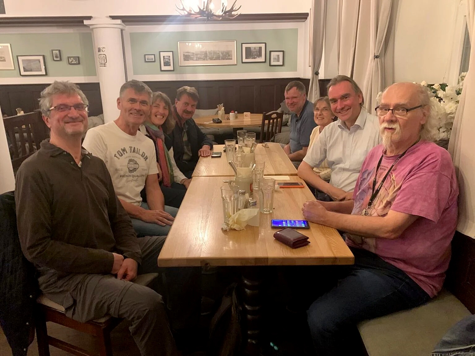 Zusammensein nach dem Kinobesuch.