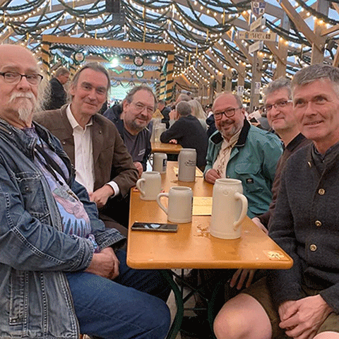 Wir haben gegessen und getrunken – mit Bierkrügen!