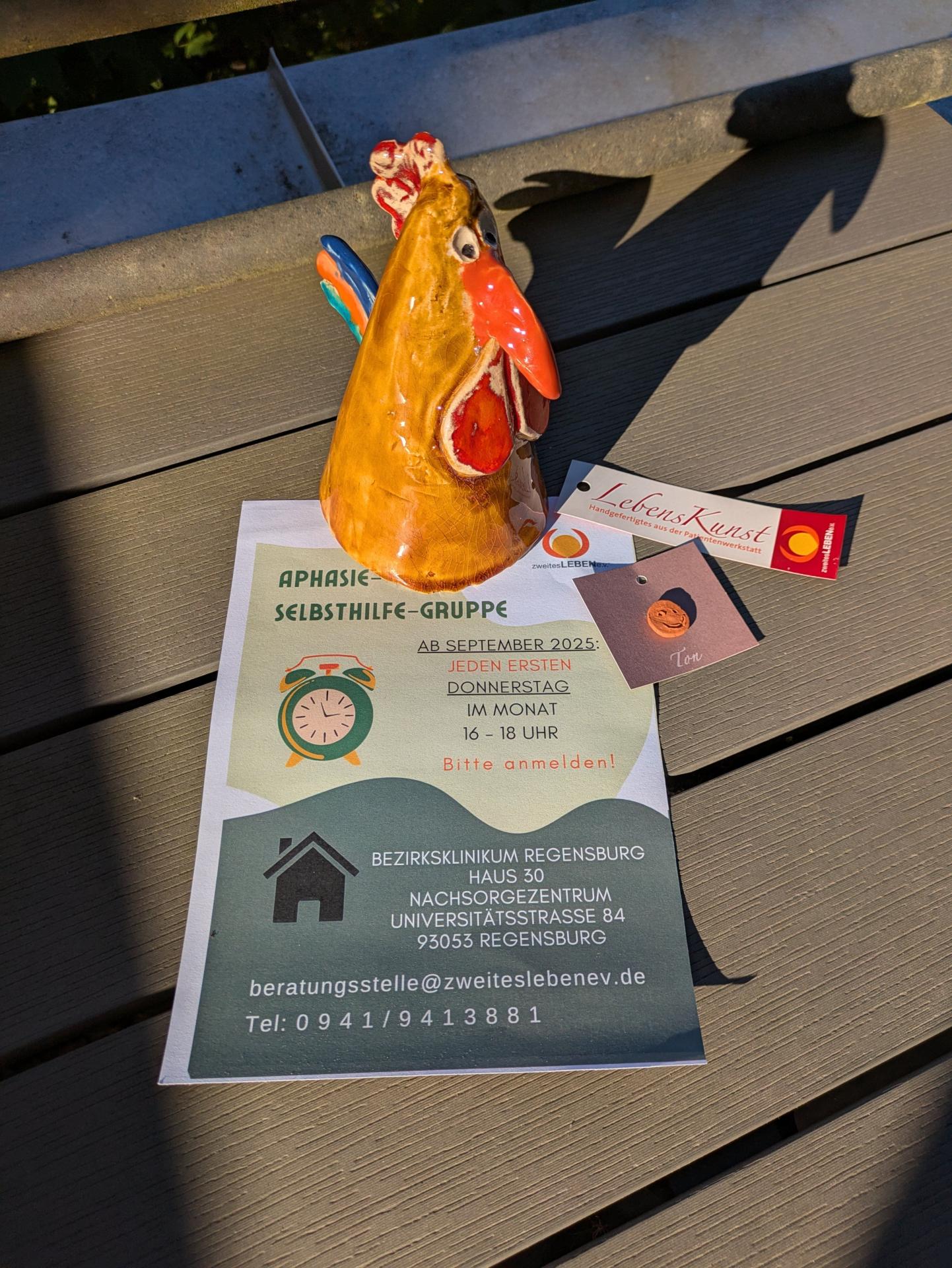 Ein Geschenk für den Beauftragten für die Bayerischen Selbsthilfegruppen und Jugend, Jürgen Rudolf, von der SHG Regensburg