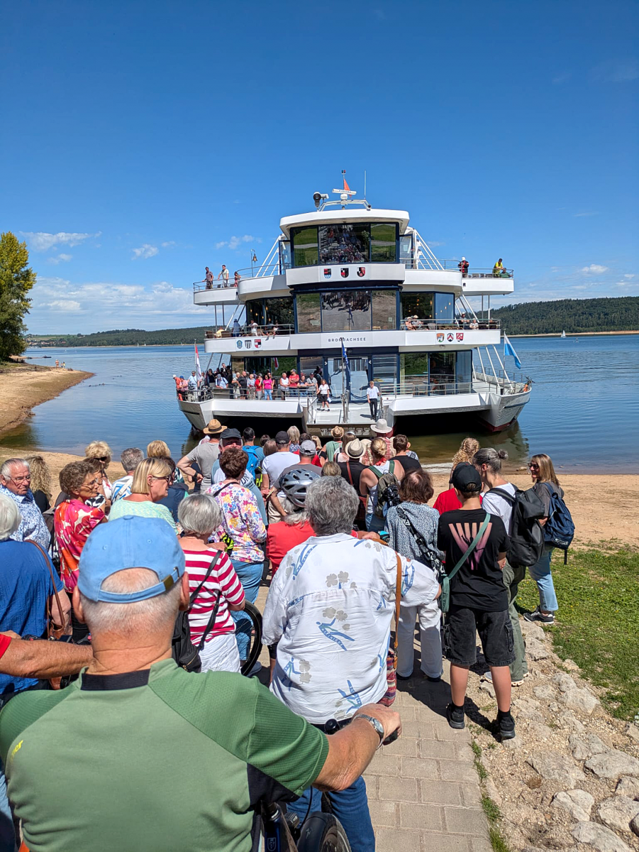 die Passagiere gehen an Bord