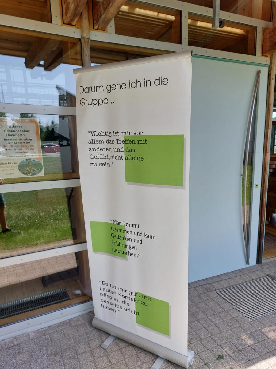 Vor dem Eingang zur SHG