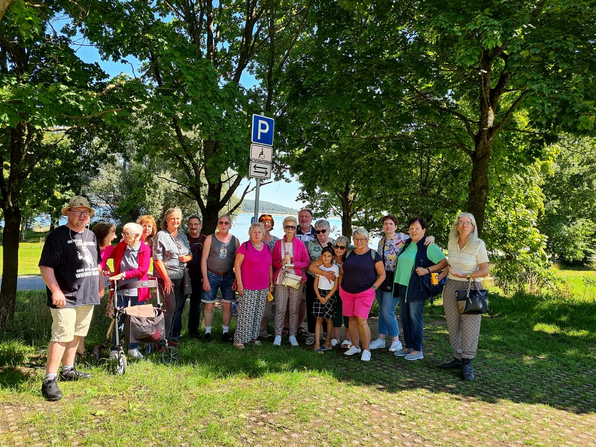 Die Gruppe SHG Rothenburg o.d.T hat sich für die Pause einen Schattenplatz gesucht.