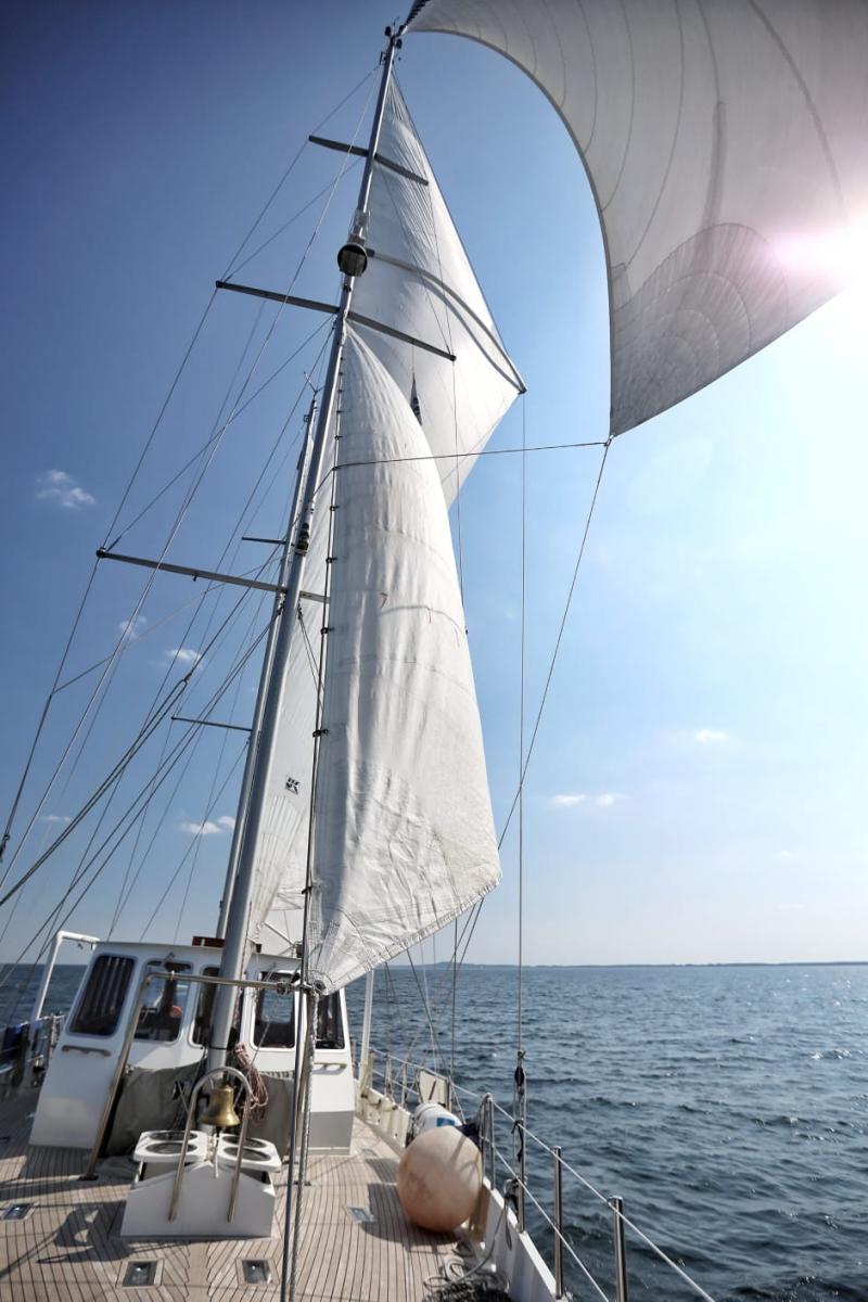 traumhafte Ausblicke verfolgen das Segelteam