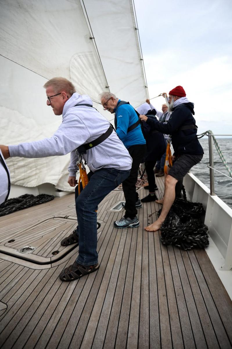 beim Segeln packt jede und jeder mit an