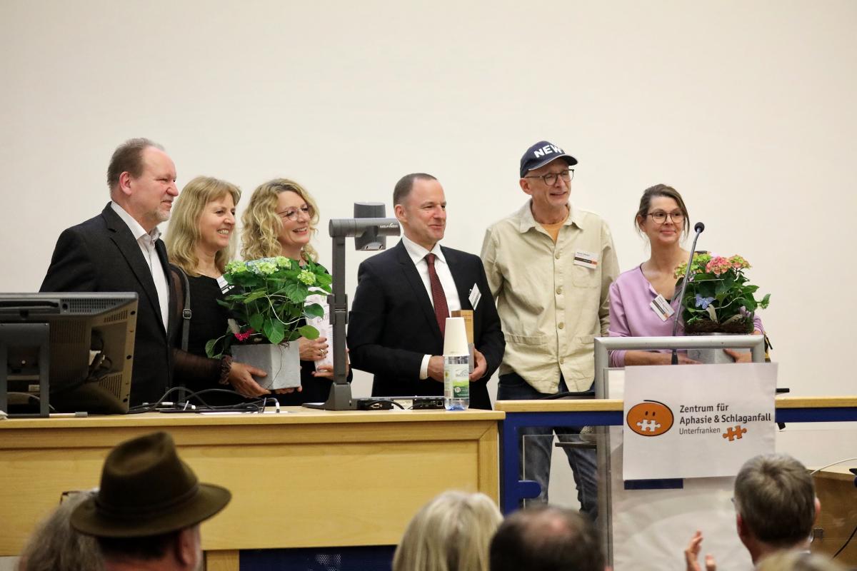 Überreichung der Säule der Aphasie an das Zentrum für Aphasie & Schlaganfall Unterfranken